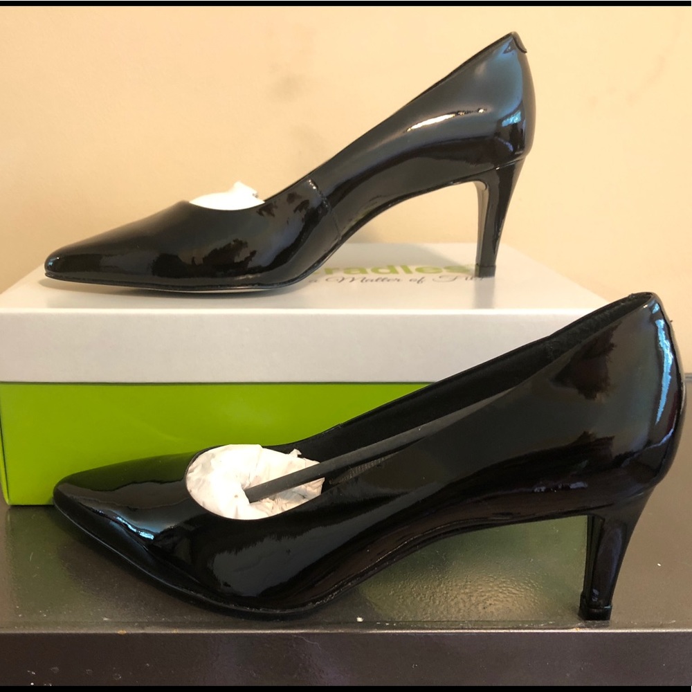 Walking Cradles Sophia, Black Patent, 7.5 M, New!